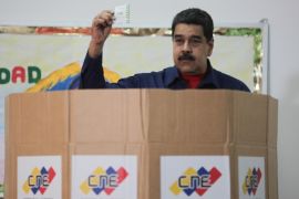 epa06382117 A handout photo made available by Miraflores shows Venezuelan President Nicolas Maduro, as he casts his vote, during the municipal elections in Caracas, Venezuela, 10 December 2017