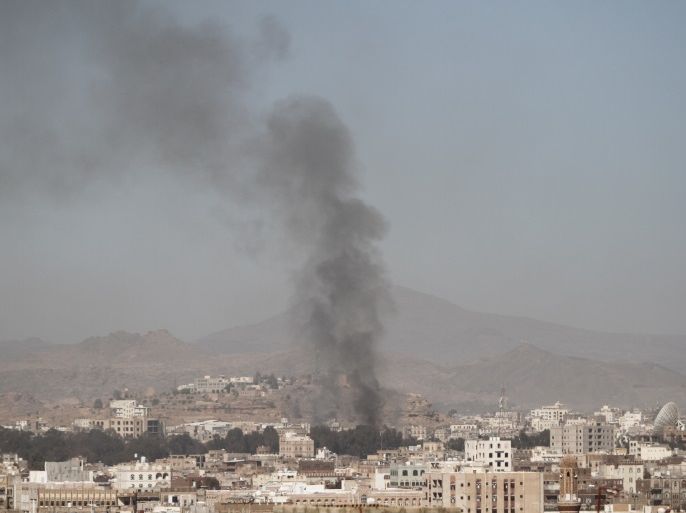 Smoke rises after an airstrike in Sanaa, Yemen December 15, 2017. REUTERS/Mohamed al-Sayaghi