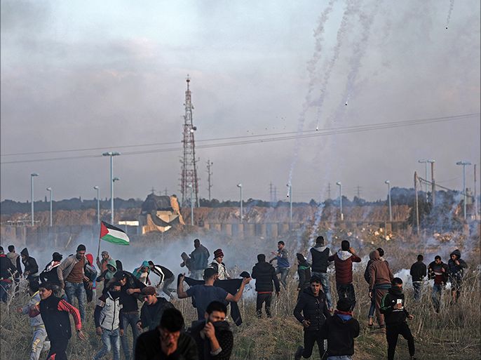 epa06392536 Palestinian protesters take cover from Israeli tear-gas during clashes with Israeli soldiers amidst a protest organized to show opposition to the US President's decision to recognize Jerusalem as the capital of Israel, in the east of Gaza City, 15 December 2017. US president Donald J. Trump on 06 December announced he is recognising Jerusalem as the Israel capital and will relocate the US embassy from Tel Aviv to Jerusalem. Two Palestinian supporters were killed during the clashes in the east of Gaza Strip. EPA-EFE/MOHAMMED SABER