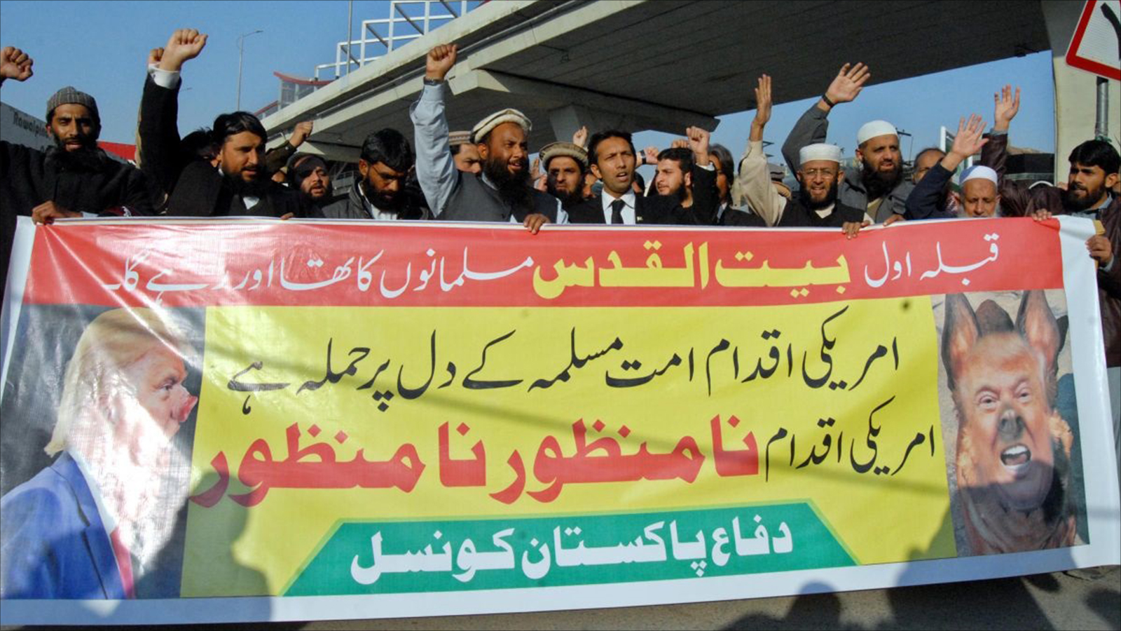 ‪مظاهرات راولبندي شهدت عدة فعاليات ورفعت فيها لافتات ضد ترمب‬ (الجزيرة)