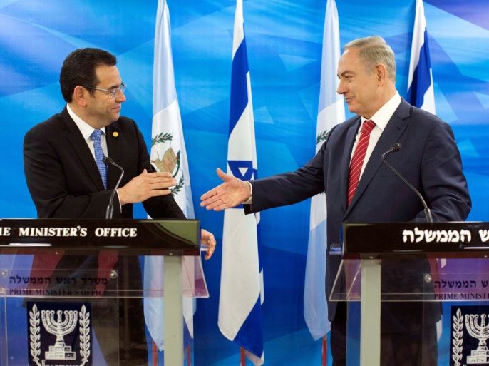 Guatemalan President Jimmy Morales and Israeli Prime Minister Benjamin Netanyahu reach out to shake hands as they deliver statements to the media during their meeting in Jerusalem November 29, 2016. REUTERS/Abir Sultan/Pool