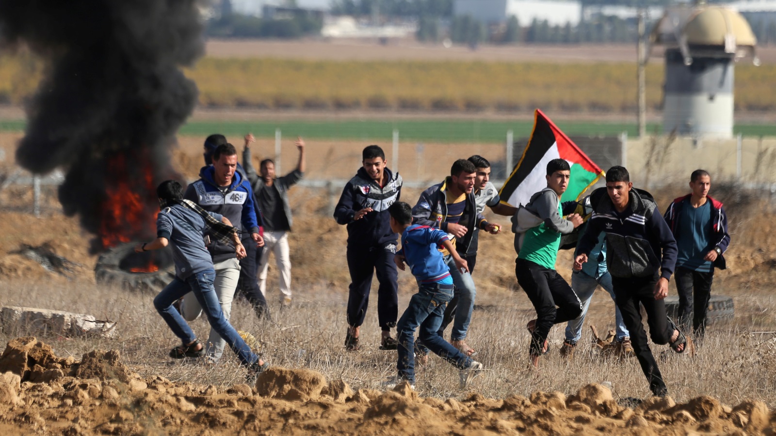 من المواجهات مع الاحتلال على حدود غزة (رويترز)