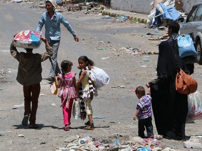epa04893245 Members of a displaced family leave an area affected by heavy clashes between Houthi rebels and Saudi-backed pro-government fighters in the central city of Taiz, Yemen, 22 August 2015. UN humanitarian groups have warned of deepening impact of the continued conflict on civilians, with four in five Yemenis requiring humanitarian aid, and nearly 1.5 million people being internally displaced. EPA/ABDULNASSER ALSEDDIK