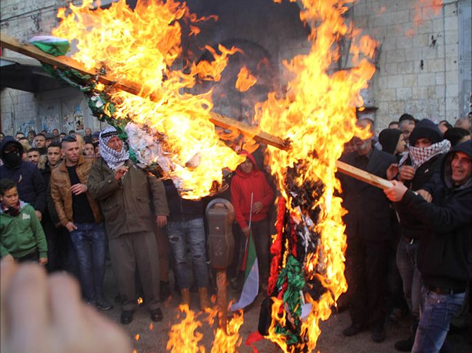 فلسطين- الضفة الغربية- نابلس- حرق مجسم ترامب وسط دوار الشهداء بنابلس- تصوير عاطف دغلس- الجزيرة نت3