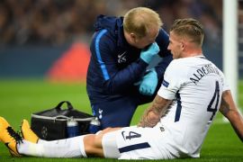 LONDON, ENGLAND - NOVEMBER 01: Toby Alderweireld of Tottenham Hotspur speaks with medic before leaving the pitch injured during the UEFA Champions League group H match between Tottenham Hotspur and Real Madrid at Wembley Stadium on November 1, 2017 in London, United Kingdom. (Photo by Laurence Griffiths/Getty Images)