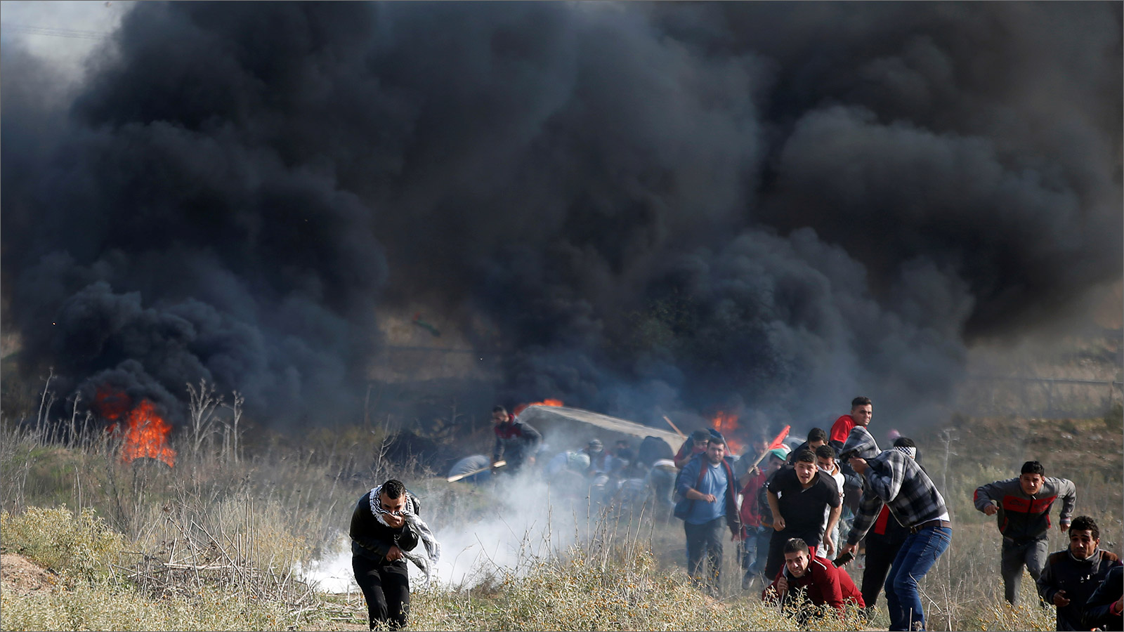 ‪مواجهات بين الشبان وقوات الاحتلال على السياج الفاصل شرقي غزة‬ (رويترز)