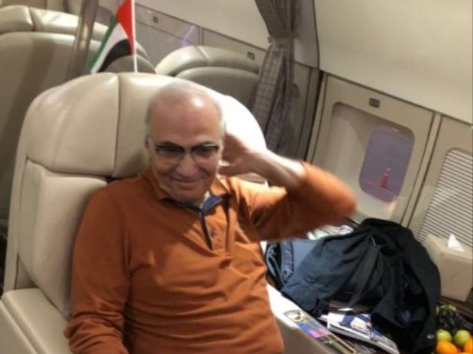صورة نشرتها وسائل إعلام إماراتية لأحمد شفيق على متن طائرة خاصة بعد ترحيل سلطات الإمارات له إلى مصر