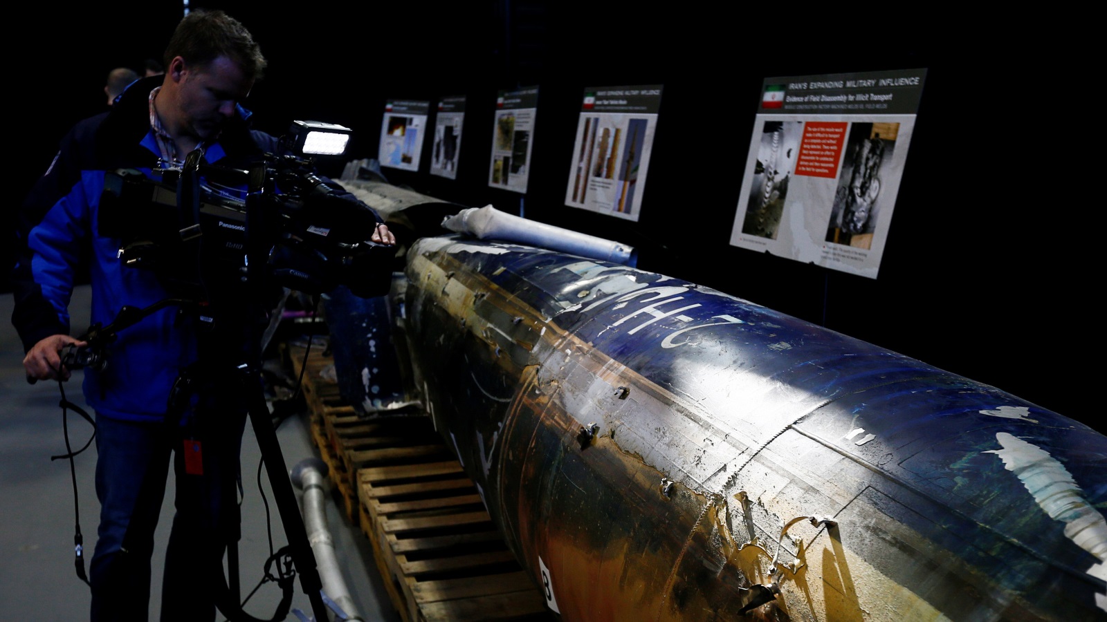 ‪أجزاء من الصواريخ البالستية الإيرانية التي عرضتها هيلي للصحفيين‬ (رويترز)
