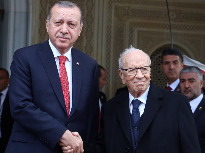 Tunisia's President Beji Caid Essebsi (R) shakes hands with Turkey's President Tayyip Erdogan at Carthage Palace in Tunis, Tunisia, December 27, 2017. REUTERS/Zoubeir Souissi