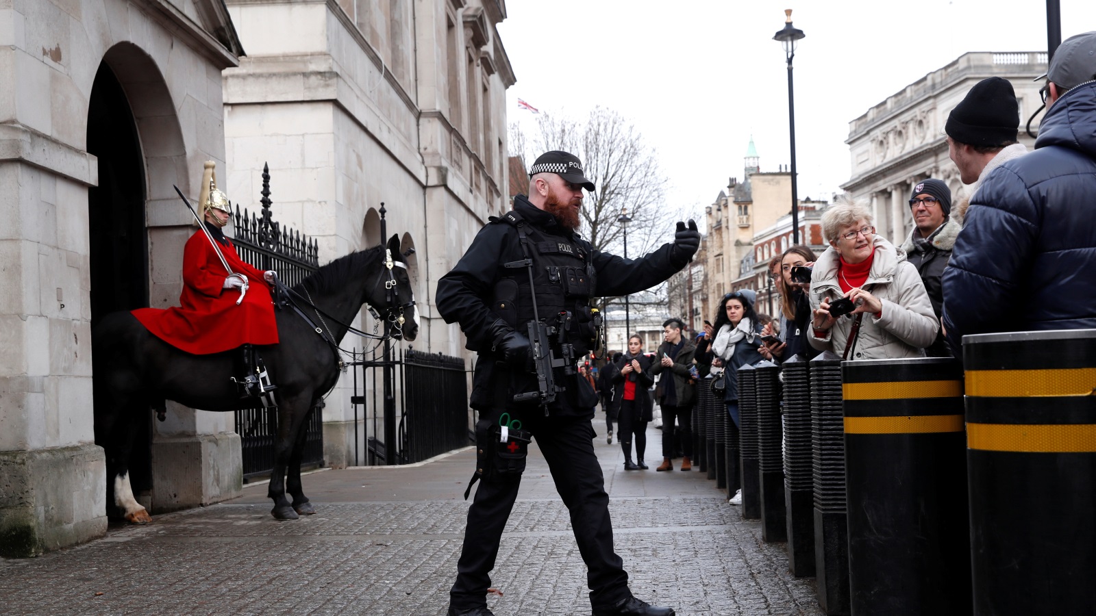 ‪جانب من تواجد الشرطة في المناطق المزدحمة بمحيط ويستمنستر في لندن‬ (رويترز)