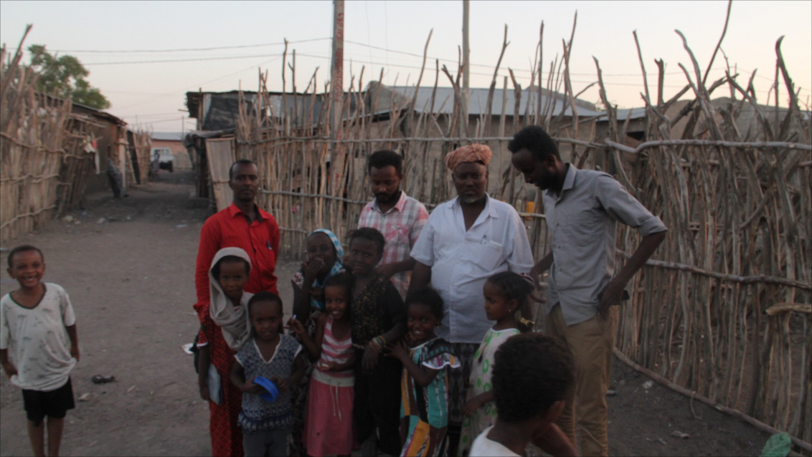إريتريون في ضواحي مدينة سمرا الإثيوبية (الجزيرة)
