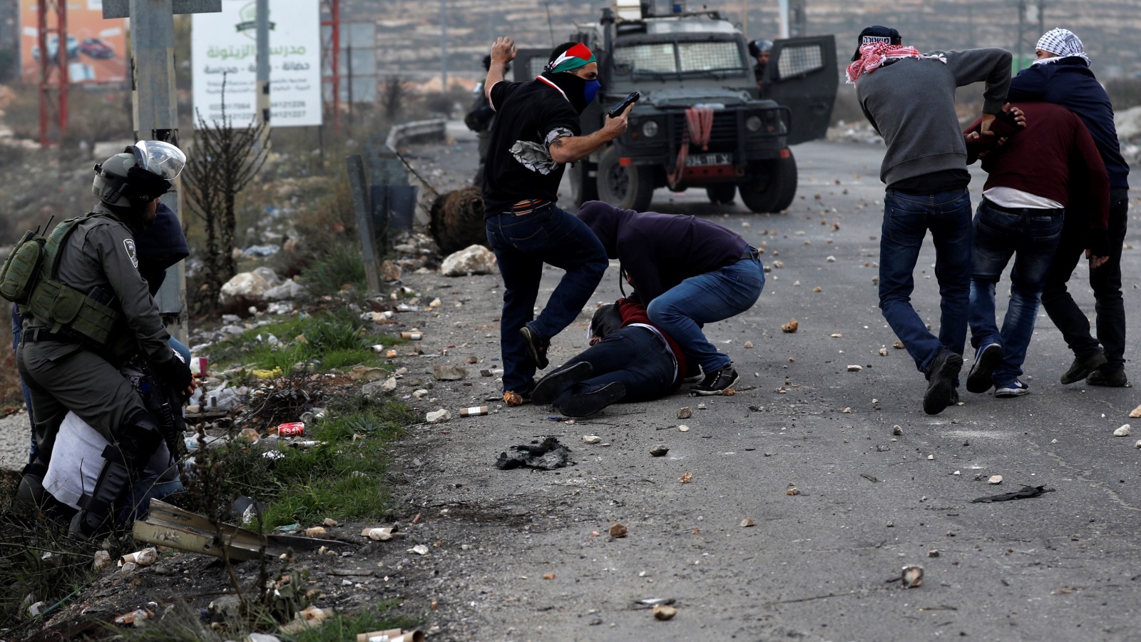 وحدات المستعربين تعتقل الشبان الفلسطينيين المشاركين في المواجهات مع الاحتلال (رويترز)
