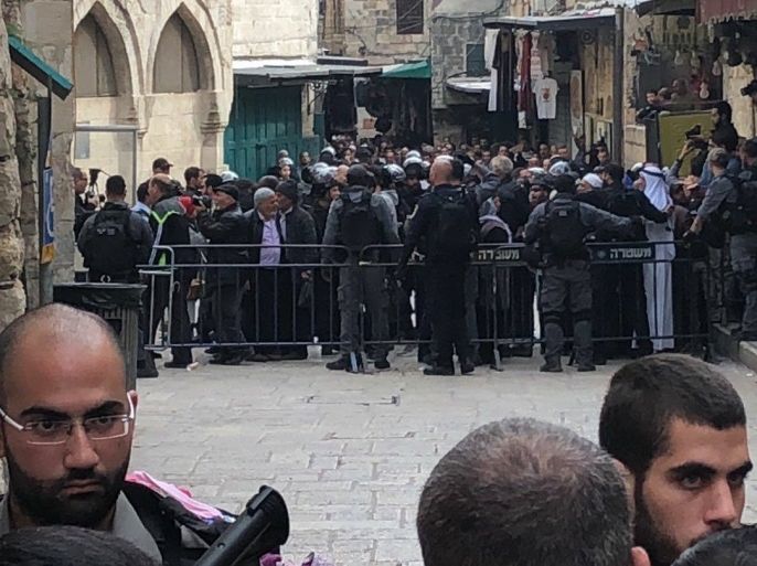 قوات الاحتلال تعتدي على المتظاهرين بالبلدة القديمة في القدس المحتلة وتمنعهم من الوصول الى باب العامود