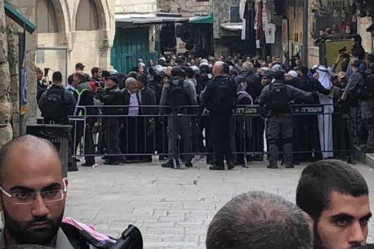 قوات الاحتلال تعتدي على المتظاهرين بالبلدة القديمة في القدس المحتلة وتمنعهم من الوصول الى باب العامود