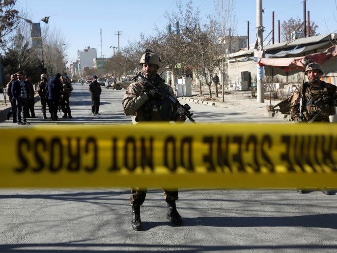 ‪‬ قوات أفغانية تحرس موقع الهجوم الانتحاري الذي شنه تنظيم الدولة في كابل قبل ثلاثة أيام(رويترز)