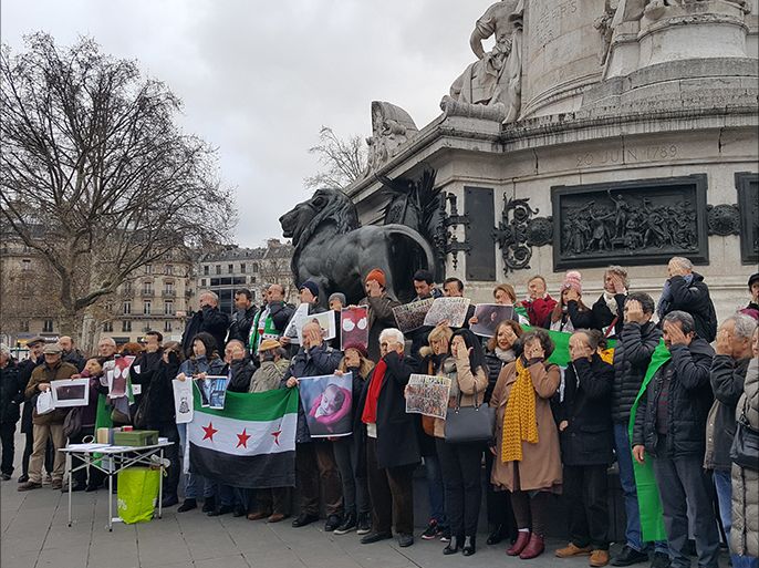 ناشطون يمثلون منظمات حقوقية في مظاهرة وسط باريس يوم أمس السبت للتنديد بالانتهاكات الجرائم التي يتركبها النظام السوري في حق شعبه