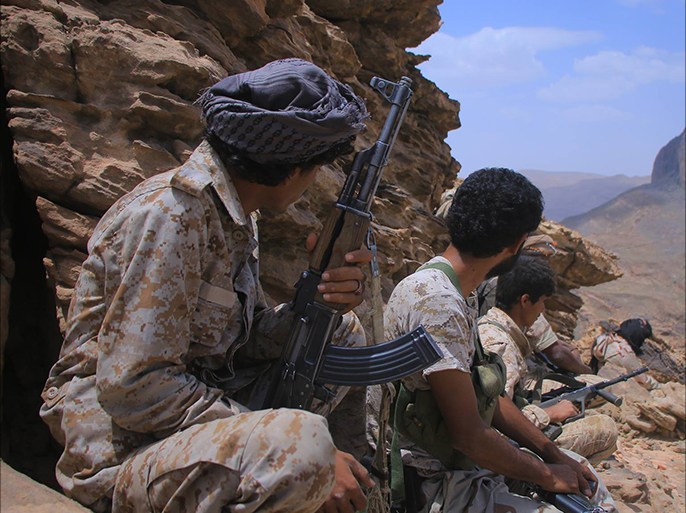 جنود موالون لهادي يتخذون مواقعهم في منطقة نهم قرب صنعاء (الجزيرة - أرشيف)