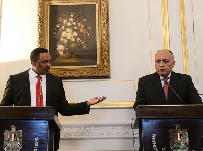 epa05915027 Ethiopian Foreign Minister Workneh Gebeyehu (L) speaks during a press conference with his Egyptian counterpart Sameh Shoukry (R) in Cairo, Egypt, 19 April 2017. The two officials met to discuss bilateral relations and issues of mutual interest. EPA/MOHAMED HOSSAM