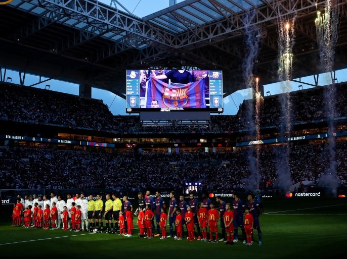 International Champions Cup 2017 - Real Madrid v FC Barcelona MIAMI GARDENS, FL - JULY 29: Real Madrid players and FC Barcelona players line up in front of a fire work display prior to the International Champions Cup 2017 match between Real Madrid and FC Barcelona at Hard Rock Stadium on July 29, 2017 in Miami Gardens, Florida. (Photo by Robbie Jay Barratt - AMA/Getty Images)