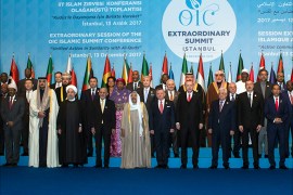 epa06386424 Turkish President Recep Tayyip Erdogan poses with other participants for a family photo session at the extraordinary summit of the Organisation of Islamic Cooperation (OIC) in Istanbul, Turkey, 13 December 2017. Leaders of OIC gather in Istanbul after US president Donald J. Trump on 06 December announced he is recognising Jerusalem as the Israel capital and will relocate the US embassy from Tel Aviv to Jerusalem. EPA-EFE/SEDAT SUNA