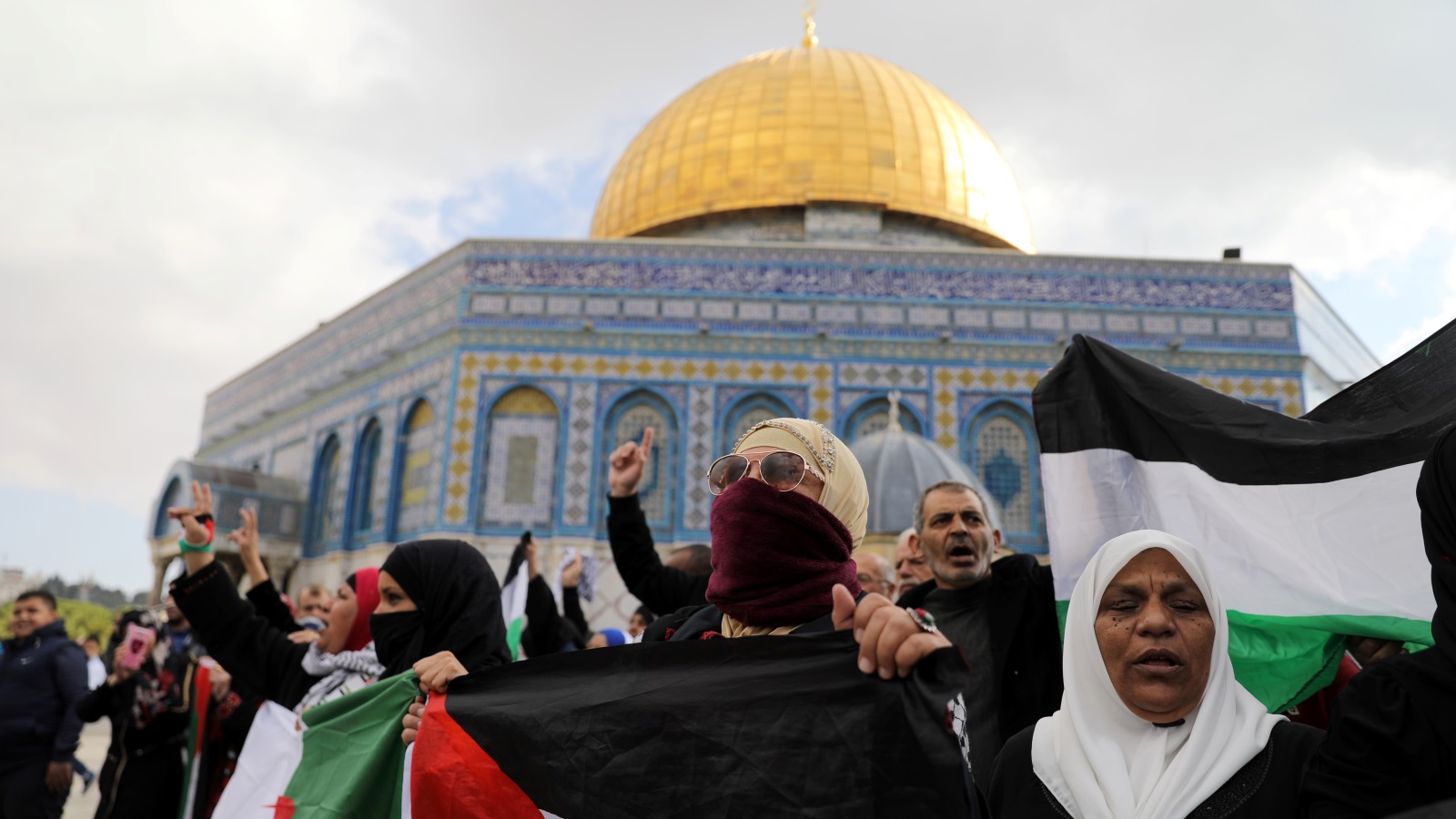 ‪فلسطينيون يشاركون في مسيرة داخل الحرم القدسي تنديدا بقرار ترمب بشأن مدينة القدس المحتلة‬ (رويترز)