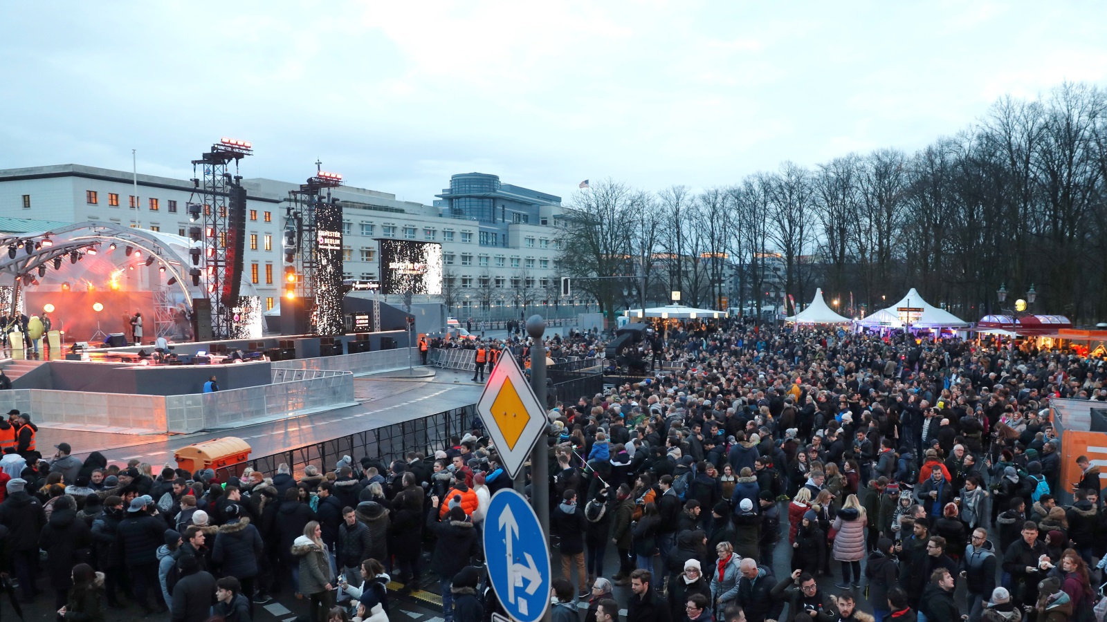 ‪جانب من احتفالات الألمان في العاصمة برلين لاستقبال عام 2018‬ (رويترز)