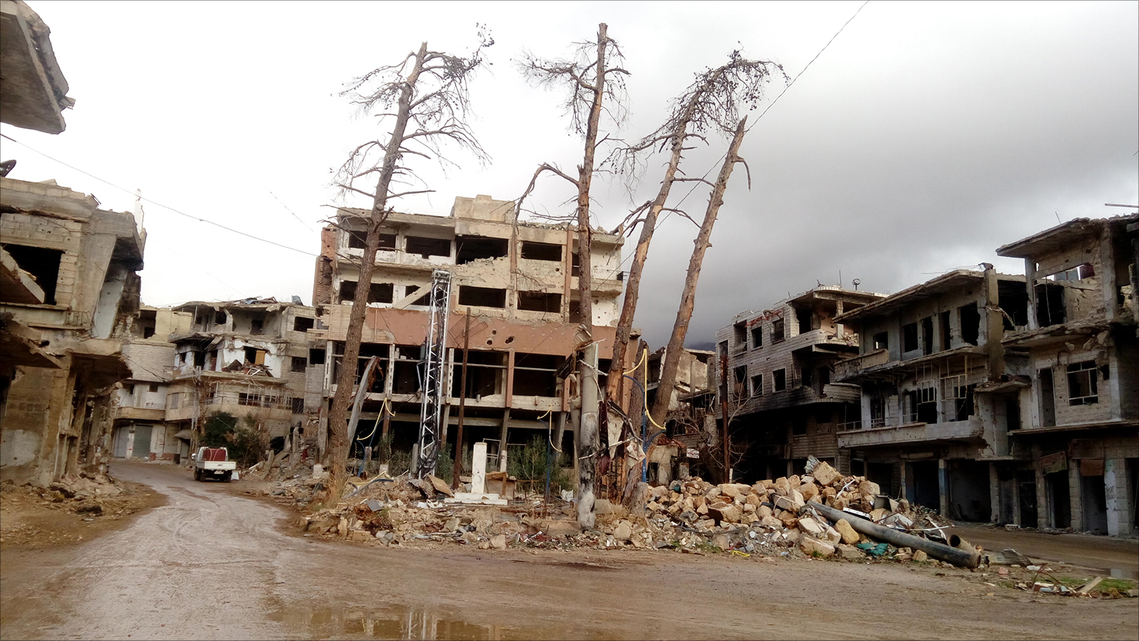 ‪من آثار الدمار الذي خلفه القصف في محيط دمشق‬ (الجزيرة)