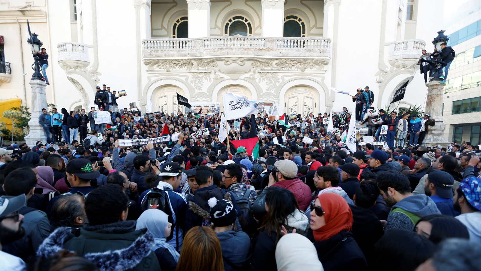 جموع غفيرة في مظاهرة بالعاصمة التونسية 