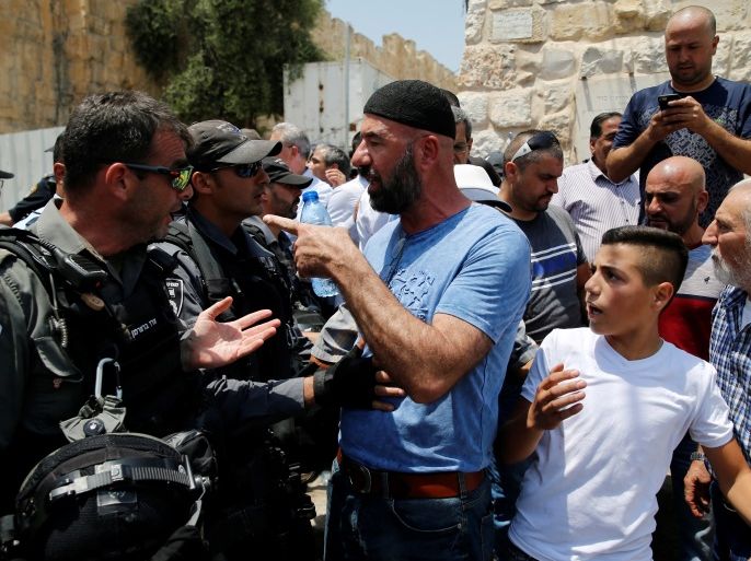 A Palestinian argues with an Israeli border police officer during scuffles that erupted after Palestinians held prayers just outside Jerusalem's Old City in protest over the installation of metal detectors placed at an entrance to the Old City's compound known to Muslims as Noble Sanctuary and to Jews as Temple Mount July 17, 2017. REUTERS/Ammar Awad