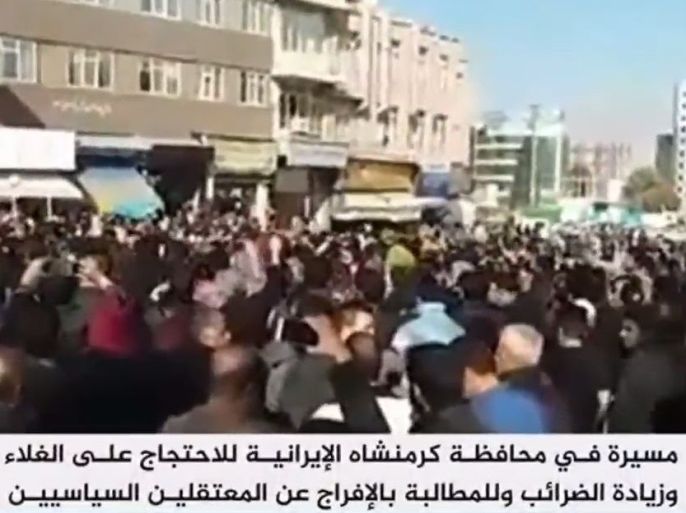 تظاهر المئات في كرمنشاه غربي إيران للاحتجاج على الفساد المالي ورفع الحكومة لأسعار السلع والضرائب