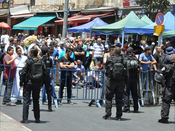 فلسطينيو 48 يعتصمون بشوارع القدس المحتلة بعد أن منعتهم شرطة الاحتلال الإسرائيلي من الصلاة بالأقصى بعد إزالة البوابات الإلكترونية التي نصبتها سلطات الاحتلال قبالة أبواب الأقصى.
