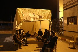 عالقون يبيتون بخيمة بالعراء في مدخل معبر رفح لمطالبة السلطات المصرية بفتحه.