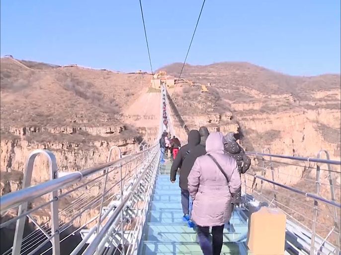 الصين تفتتح أطول وأعلى جسر زجاجي في العالم لاجتذاب السياح