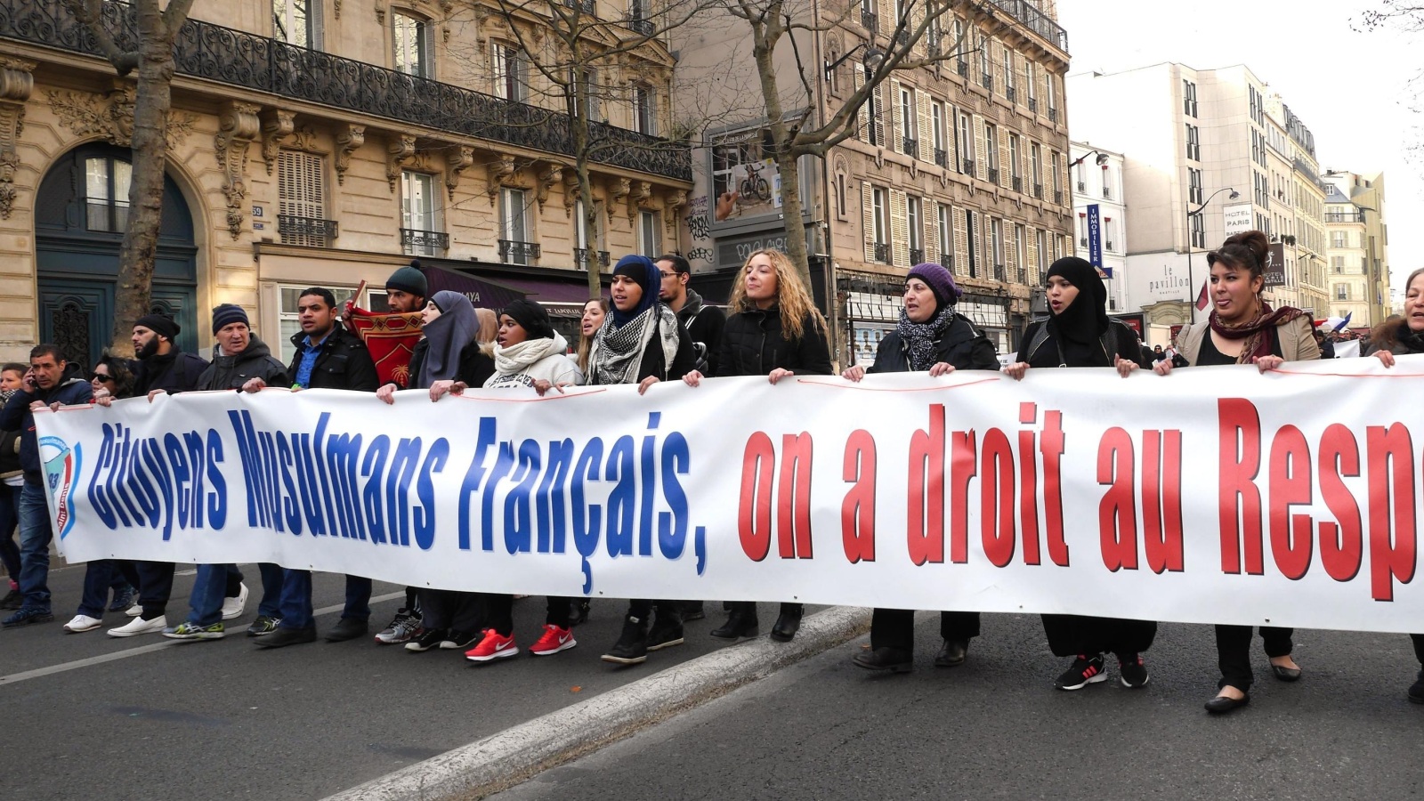 ‪مظاهرة نسائية ضد الإسلاموفوبيا في فرنسا‬ (غيتي)