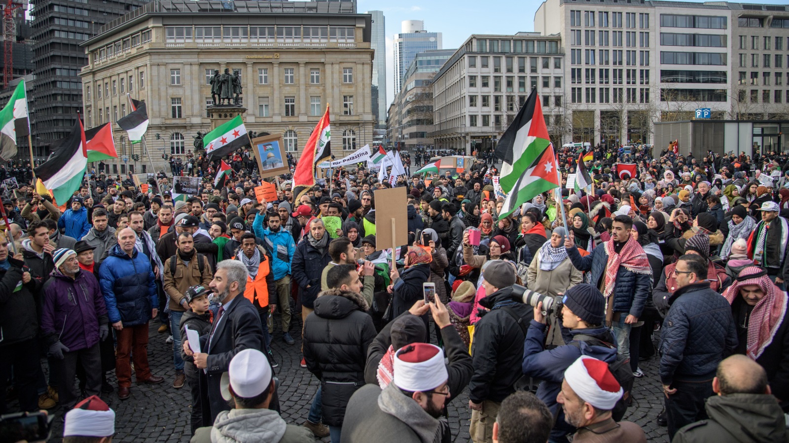 من المظاهرات التي شهدتها مدينة فرانكفورت الألمانية تضامنا مع القدس (غيتي)