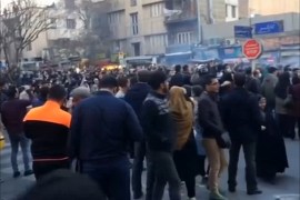 تواصل الاحتجاجات بإيران واتهام "عملاء أجانب" بقتل متظاهريْن