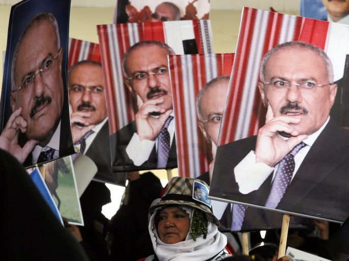 epa06159587 Supporters of Yemeni ex-president Ali Abdullah Saleh hold his posters during a rally marking the 35th anniversary celebrations for the formation of Saleh’s party of General People's Congress, in Sana’a, Yemen, 24 August 2017.