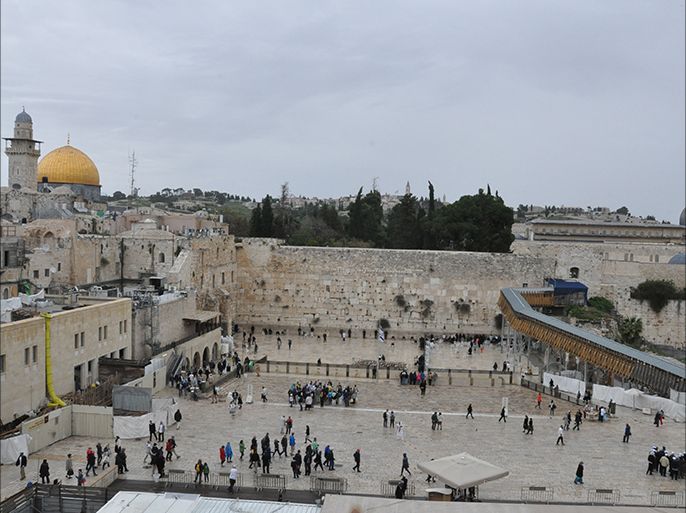 رئيس الوزراء الإسرائيلي، بنيامين نتنياهو، وزارة الخارجية تحضير وثيقة للانسحاب من منظمة اليونسكو بسبب قراراتها بشأن القدس.
