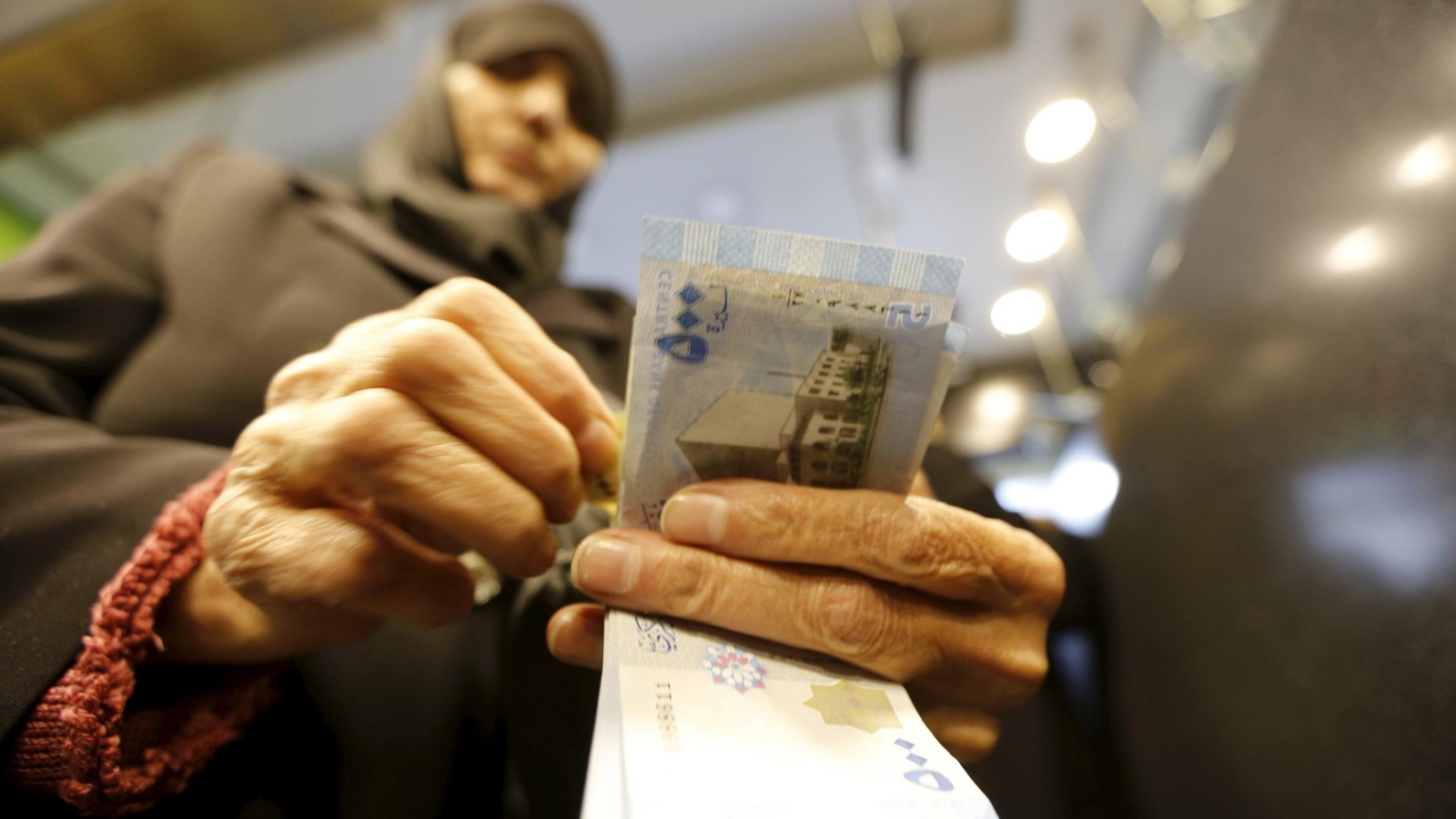 الليرة السورية وصل سعر صرفها أمام الدولار إلى 560 ليرة(الجزيرة)