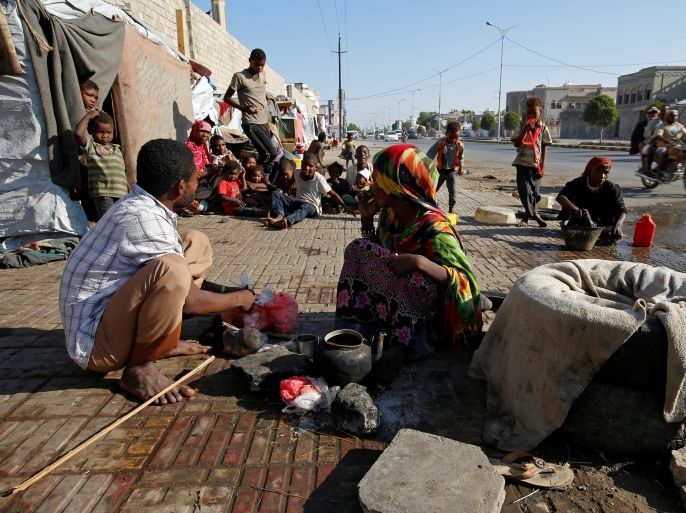 People displaced by the war in the northwestern areas of Yemen go about their day outside their makeshift huts on a street in the Red Sea port city of Hodeida, Yemen December 25, 2017. REUTERS/Abduljabbar Zeyad