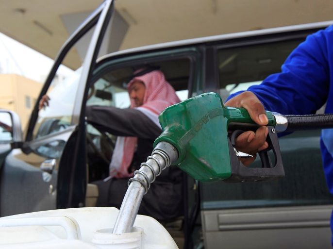 An employee fills a container with diesel at a gas station in Riyadh December 19, 2012. REUTERS/Fahad Shadeed/File Photo