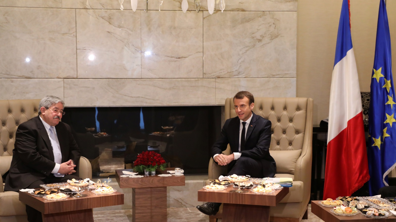 ‪ماكرون أثناء زيارته الجزائر ولقائه رئيس الوزراء أحمد أويحيى‬  (رويترز)