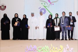 صورة جماعية للفائزين مع وزير الثقافة القطرية
