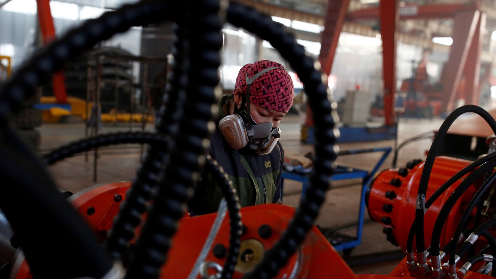 بعض النساء في الصين يعملن في مجال الصناعات الثقيلة (رويترز)