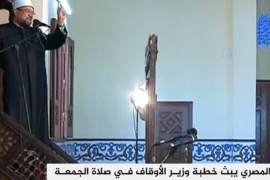 وزير الأوقاف المصري محمد مختار جمعة أثناء إلقائه خطبة صلاة الجمعة في مدينة حلايب المتنازع عليها مع السودان