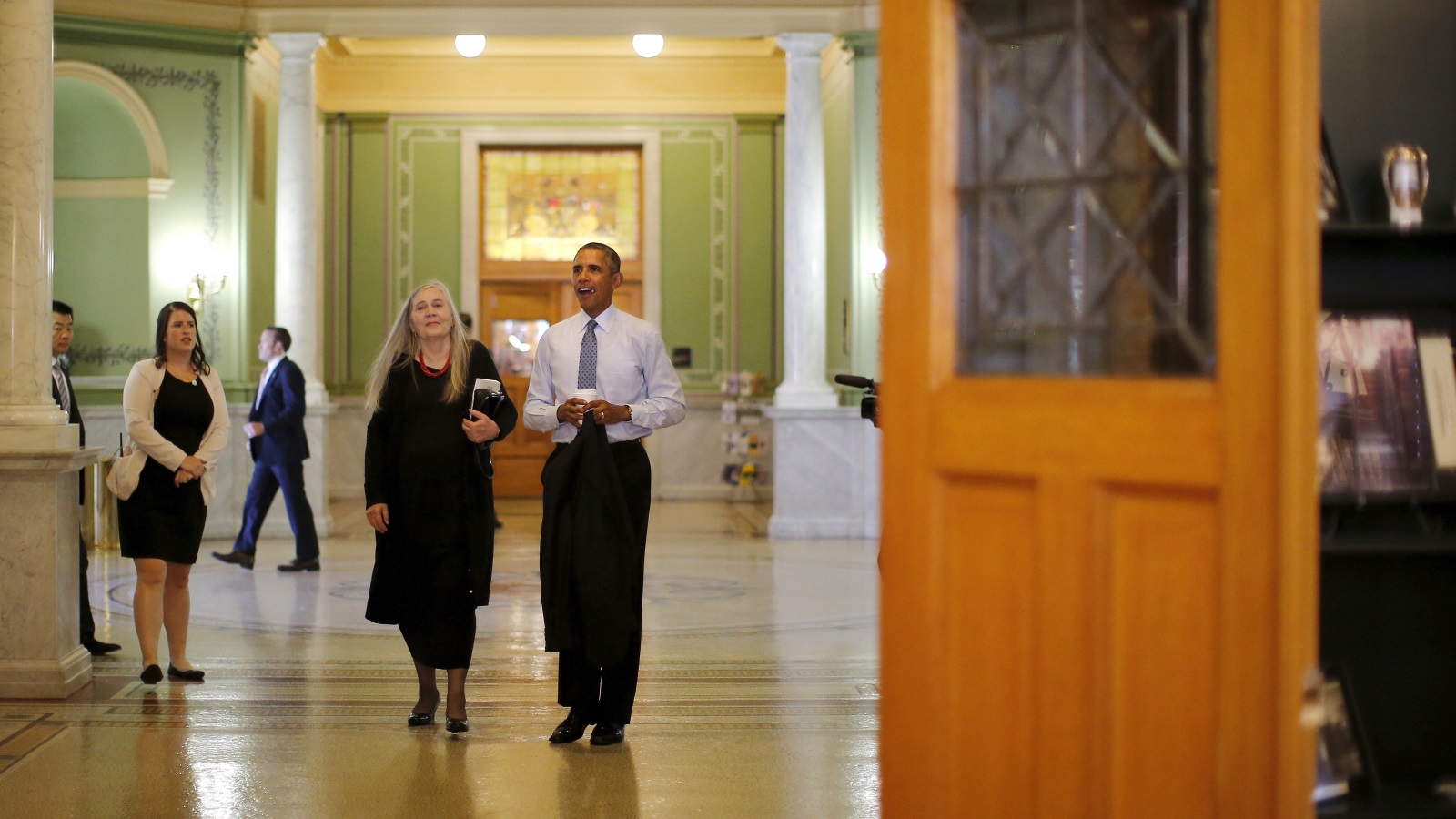 الرئيس الأميركي السابق باراك أوباما مع الروائية مارلين روبنسون (رويترز)
