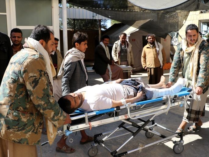 ATTENTION EDITORS – VISUALS COVERAGE OF SCENES OF INJURY OR DEATH People rush a man to a hospital after he was injured in an air strike in the northwestern city of Saada, Yemen December 20, 2017. REUTERS/Naif Rahma