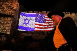 بلدية الاحتلال في القدس تضيئ أسوار المدينة بالأعلام الأمريكية والإسرائيلية
