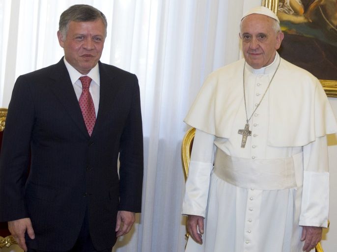 Pope Francis (R) poses with King Abdullah II of Jordan during a private audience at the Vatican April 7, 2014. REUTERS/Claudio Peri/Pool (VATICAN - Tags: RELIGION ROYALS POLITICS)