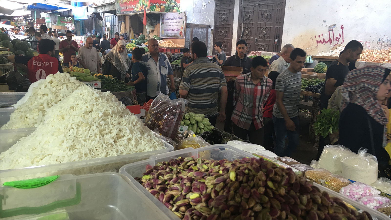 إقبال كبير على سوق الزاوية وسط غزة (الجزيرة)